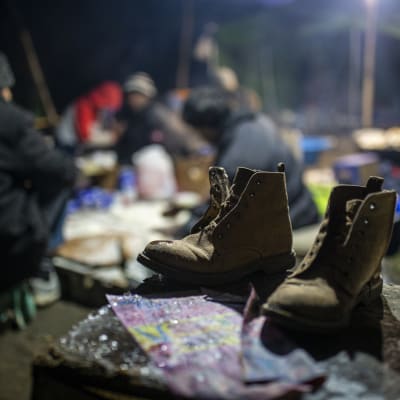 Kengät ja pakolaisia Vucikin leirillä Bosniassa