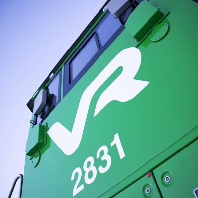 Ett grönt lok med VR:s vita logo.
