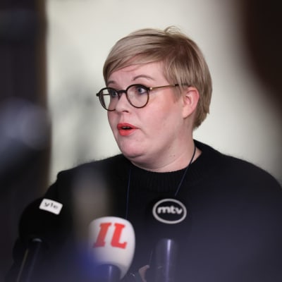Annikka Saarikko tiedostusvälineiden ympäröimänä eduskunnassa 9. marraskuuta 2022.