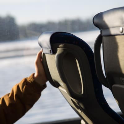 en bild på en hand som håller i ryggstödet