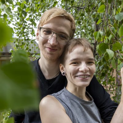 Irina Medvedeva ja Yrii Mironov seisovat koivunoksien välissä.