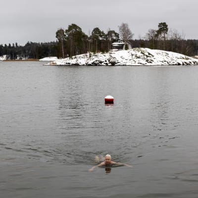 Talviuimari  Riitta Lampela vedessä. 