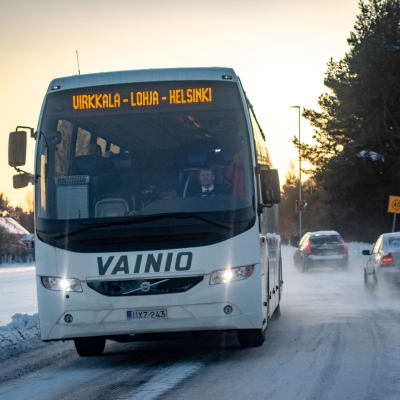Buss på snöig väg.