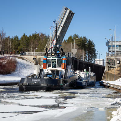 Calypso -hinaajan keulaan kiinnitetty jäätämurtava irtokeula Saimaan kanavassa murtamassa jäätä 22.3.2021