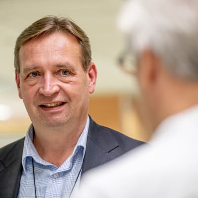 Profilbild på sjukhusdirektör Petri Virolainen.