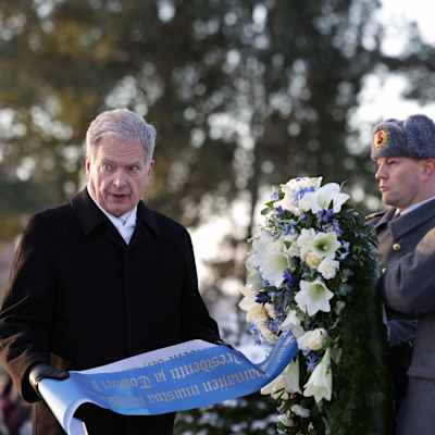 Presidentti Sauli Niinistö laskee seppeleen Helsingin Hietaniemen sankarihaudoille.