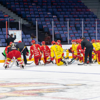 Jokerits chefstränare Lauri Marjamäki ritade upp direktiv för laget.