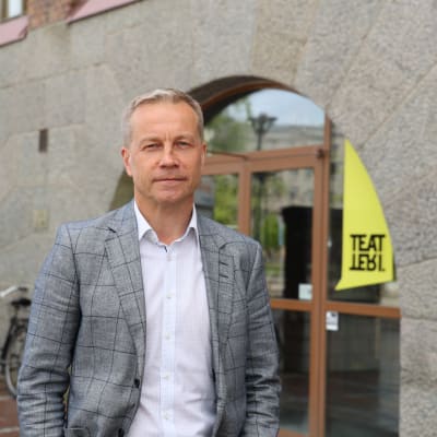 Jere Penttilä Joensuun vanhan kaupungintalon edustalla.