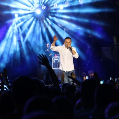 Golos-puolueen perustaja, rockmuusikko Svjatoslav Vakartshuk, esiintyy Kiovan konsertissa ison yleisön edessä.