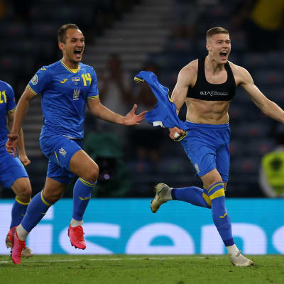 Artem Dovbyk juhlii Ukrainan voittomaalia Ruotsia vastaan.