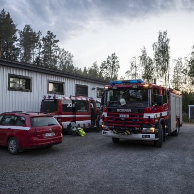 Pelastuslaitoksen henkilöstö valmistautuu sammutustöihin Kalajoella 28.7.