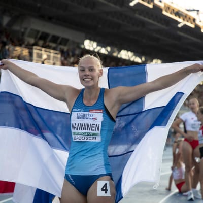 Saga Vanninen juhlii Euroopan mestaruutta Suomen lipun kanssa.