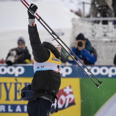 Iivo Niskanen paiskoo sauvojaan hävityn 10 km kilpailun voittotaistelun jälkeen Rukalla.