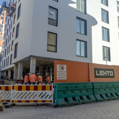 Oulun keskustassa Lehto Groupin rakennustyömaa. Lehto työntekijät suunnittelevat.