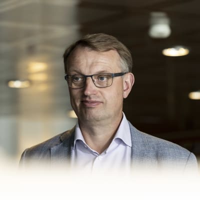 Energiateollisuuden puheenjohtaja Jukka Lestelä kuvattuna Eteläranta 10 aulassa.