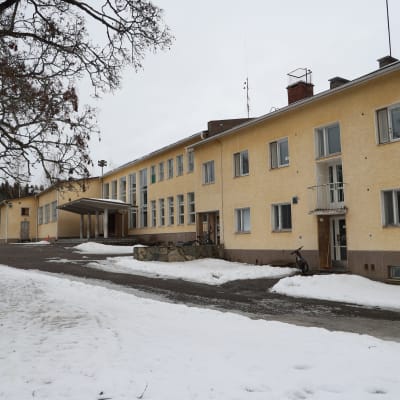 Pekolan koulun julkisivua Hattulassa.