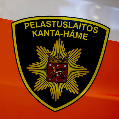 Kanta-Hämeen pelastuslaitoksen merkki paloauton ovessa.