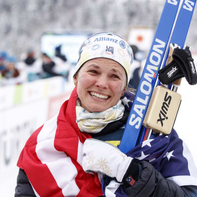 Jessie Diggins i målområdet som världsmästare.