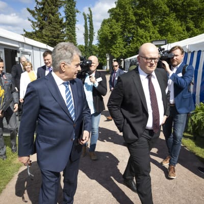 Presidentti Sauli Niinistö ja Suomen Yhdysvaltain suurlähettiläs Mikko Hautala Kultaranta-keskusteluissa 13.6.2022.