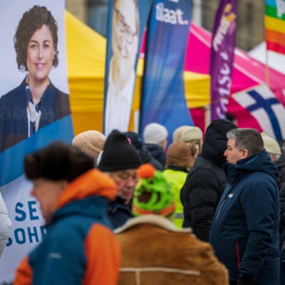 Puolueet esittäytymässä Hakaniementorilla maalaismarkkinoilla.