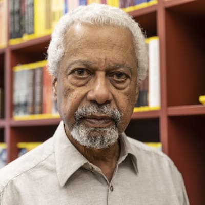 Abdulrazak Gurnah nobelkirjailija. Kuvattu Tammen kirjastotilassa 31.5.2022
