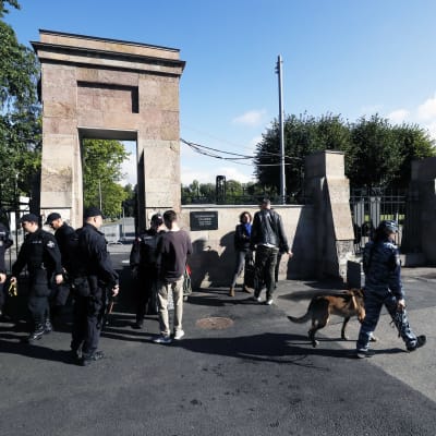 Poliiseja Serafimovskoen hautausmaan portilla Pietarissa.