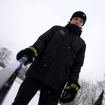 Jääkiekkoilija Jani Nyman poseeraa Sorsapuiston kentällä Tampereella.