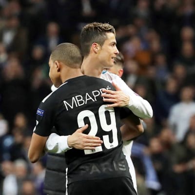 Cristiano Ronaldo och Kylian Mbappé omfamnar varandra efter en match.