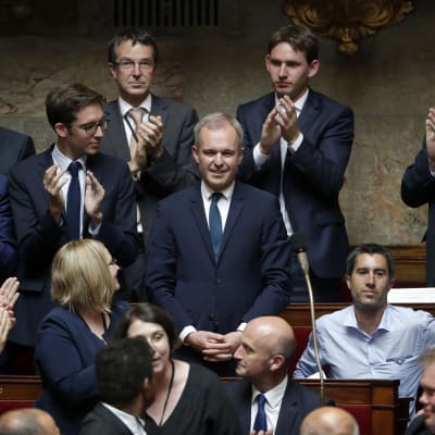 Francois de Rugy (i mitten) efter att ha blivit vald till chef för chef för själva Nationalförsamlingen. François Ruffin nere till höger utan kavaj. 