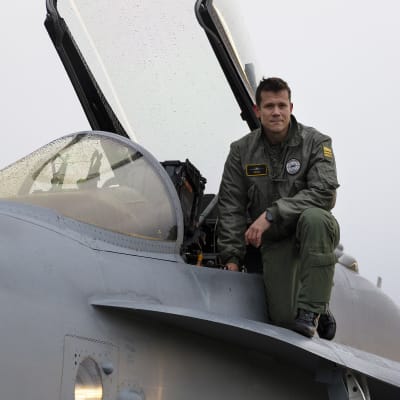 Överstelöjtnant, piloten Saku Joukas vid en F-18 Hornet vid Örlands flygbas i Norge.