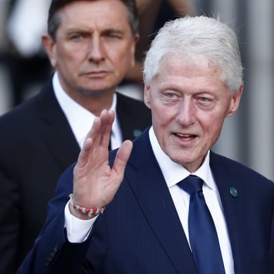 Presidentti Bill Clinton heilauttaa kättään tervehdykseksi.