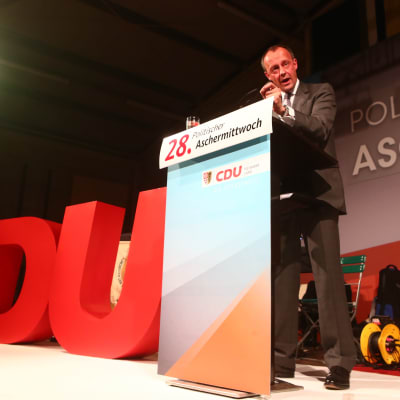  Friedrich Merz talar på en scen. På scenen står det CDU med stora röda bokstäver.