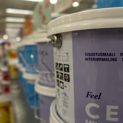 Maalipönttöjä rautakaupan hyllyssä