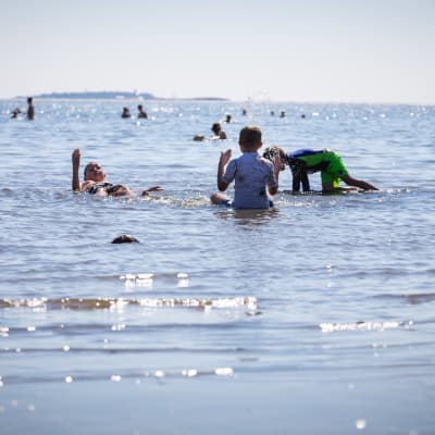 Lapsia uimassa rantavedessä, Lauttasaaren uimaranta, Helsinki, 18.7.2018.