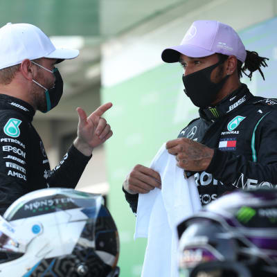Bottas och Hamilton i samspråk.