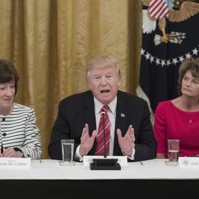Susan Collins, Donald Trump ja Lisa Murkowski istuvat saman pöydän takana.