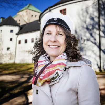 Maria Nylund utanför Åbo slott