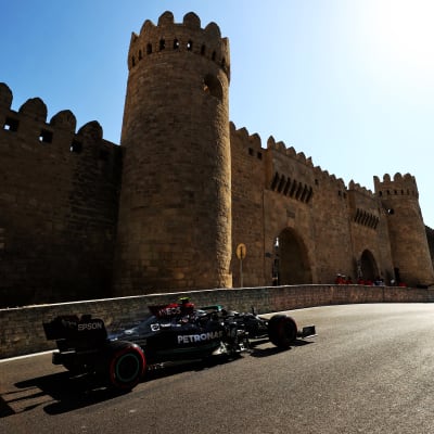 Valtteri Bottas gasar fram med ett torn i bakgrunden i Baku.