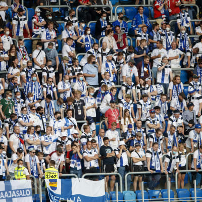 Suomalaiskannattajia katsomossa EM-kisojen ottelussa Venäjää vastaan 16.6.2021.