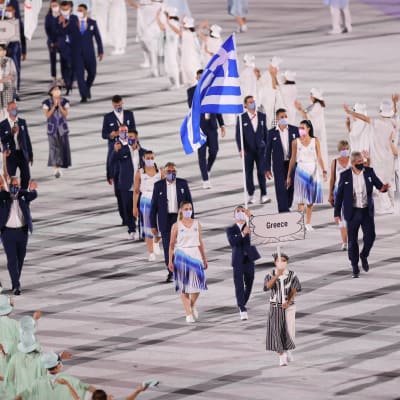 Grekiska idrottare tågar in på arenan.