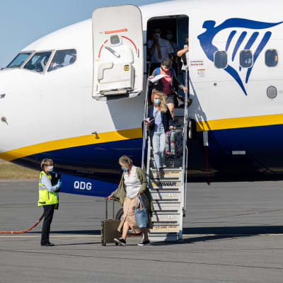 Matkustajia saapuu lentokoneesta Lappeenrannan lentoasemalle lentokoneesta.
