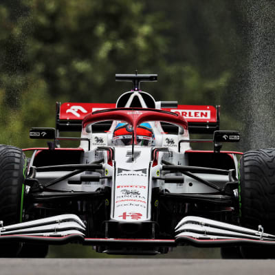 Kimi Räikkönen kör sin F1-bil.