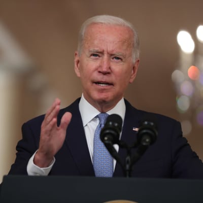 Man i mörk kostym bakom en mikrofon. President Joe Biden talar i Vita huset den 31 augusti 2021.