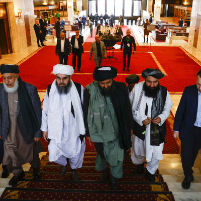 Talibanernas chefsförhandlare Sher Mohammad Abbas Stanikzai (andra från vänster) och Abdul Ghani Baradar (andra från höger) spelar ledande roller i talibanernas kommande styre i Afghanistan. Bilden är från förhandlingar i våras i Moskva.