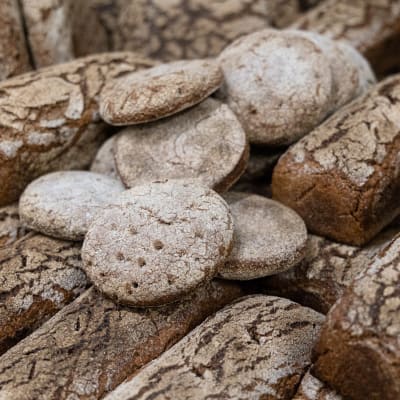 Vlalmiita leipiä Rikkilän Leivän leipomossa.