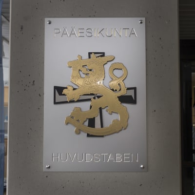 Huvudingången till huvudstaben i Helsingfors. På dörrskylten finns Finlands lejon och texterna "Pääesikunta" "Huvudstaben".