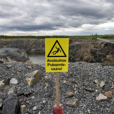 Raahen kultakaivos Mattilanperän kaivosalueella, Avolouhos Putoamisvaara kyltti