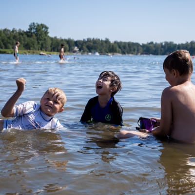 Lapsia uimassa rantavedessä, Lauttasaaren uimaranta, Helsinki, 18.7.2018.