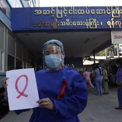 Sjukskötare i Myanmar som protesterar mot militärstyret