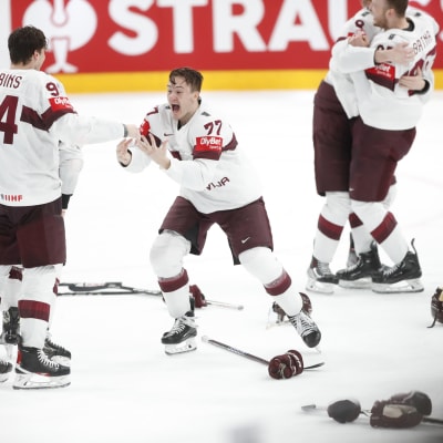 Latvian pelaajat juhlivat pelin ratkettua.